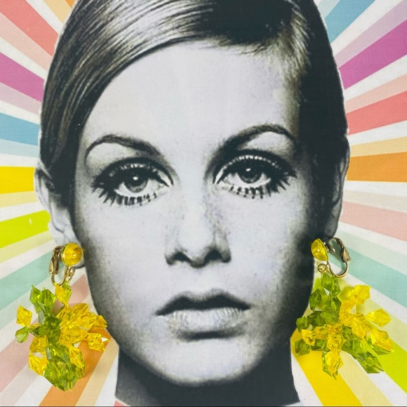 Vintage plastic sparkle starburst beaded earrings - Picture 1 of 3